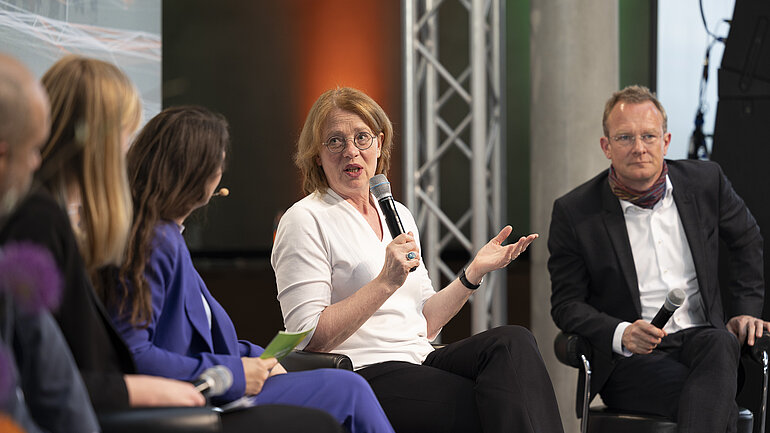 Tabea Rößner und Maik Außendorf auf der Bühne bei einer Diskussion.