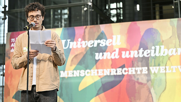 Benjamin Poliak, Poetry Slammer und Gewinner des Wettbewerbs „Slammt Tacheles! Poetry-Slam zum jüdischen Leben in Deutschland" während seines Slams.