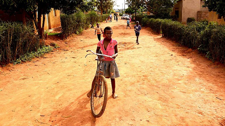 29.03.2019, Ruanda, Rweru: Kinder spielen in Rweru, einem sogenannten Versöhnungs-Dorf im Süden Ruandas. Das Dorf wurde von Behörden gegründet, damit Überlebende und Täter des Völkermords in Ruanda 1994 zusammenleben und sich versöhnen