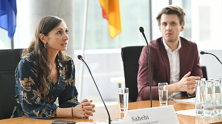 Die Journalistin und Autorin Gilda Sahebi mit Max Lucks MdB in Panel 2.