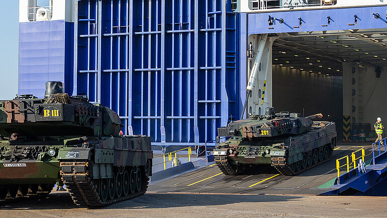 Leopard 2 Panzer werden nach ihrer Verschiffung für das Großmanöver der Nato in Norwegen "Trident Juncture" vom RoRo-Schiff auf das Hafengelände von Fredrikstad gefahren. 