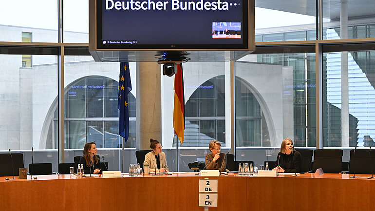 Das Panel bildeten neben Nina Bernarding und Deborah Düring: Andrea Böhm, Redakteurin DIE ZEIT, sowie Monika Hauser, Gründerin von medica mondiale.