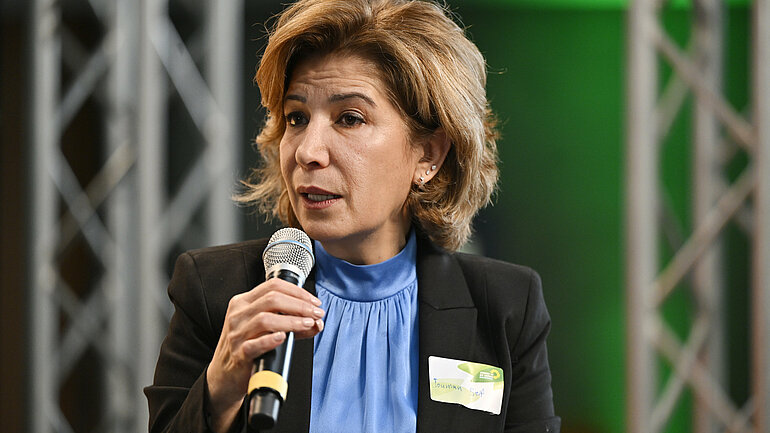 Joumana Seif, Mitgründerin des Syrian Women’s Political Movement während ihrer Keynote.
