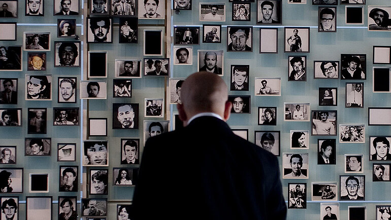 Ein Mann steht vor Fotos von Vermissten im Museum für Menschenrechte in Santiago de Chile.