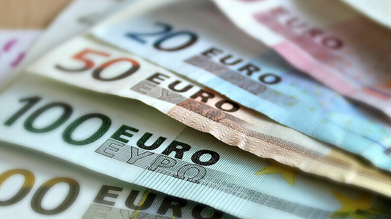 Verschiedene Eurogeldscheine übereinandergelegt