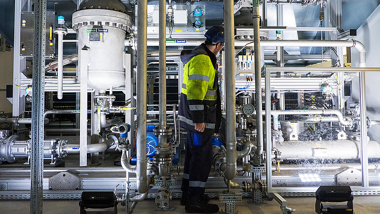 Ein Mitarbeiter steht am 24.11.2017 in Hamburg auf dem Gelände der H&R Ölwerke Schindler während eines Presstermins an einer neuen Elektrolyse-Anlage zur Produktion von Wasserstoff.