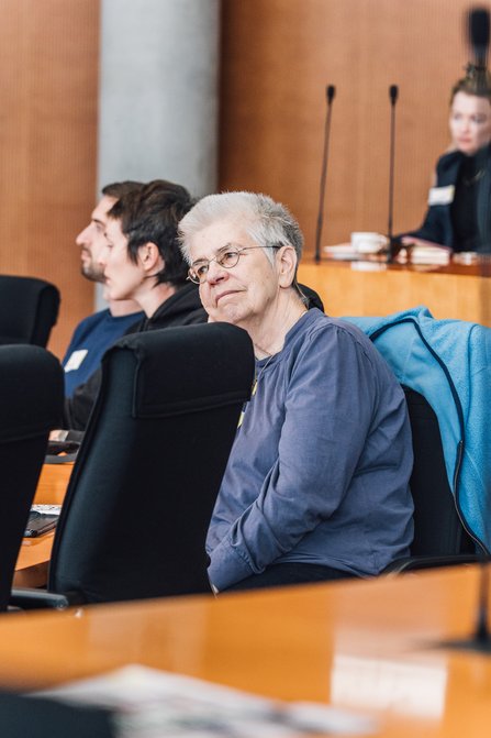 Portraitaufnahme von Elke Schilling im Teilnehmendenkreis