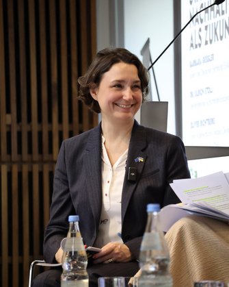 Eine Frau im Profil.