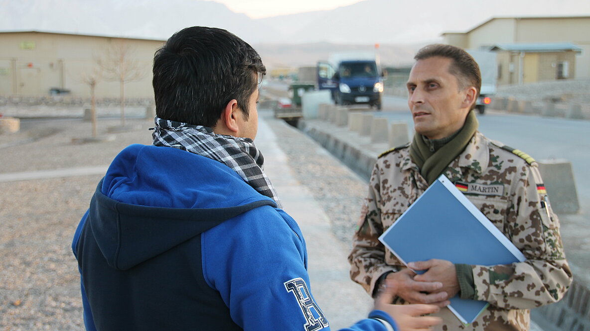 Auf dem Bild sieht man eine afghanische Ortskraft im Gespräch mit Fregattenkapitän Frank Martin im Camp Marmal in Masar-i-Scharif. Omid S. hat für die Bundeswehr in Afghanistan gearbeitet. Er konnte nach Deutschland ausreisen.rtskräfte