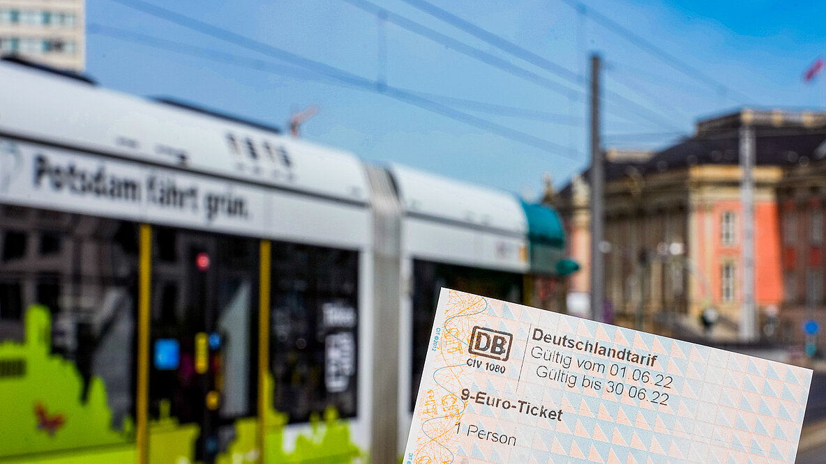 Fahrschein für das 9-Euro-Ticket, im Hintergrund eine Tram in Potsdam.