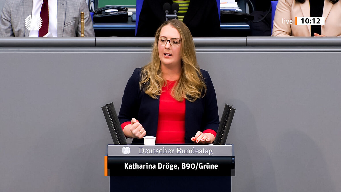 Die grüne Fraktionsvorsitzende Katharina Dröge am Redepult des Deutschen Bundestages während ihrer Rede zum Bundeshaushalt 2022 