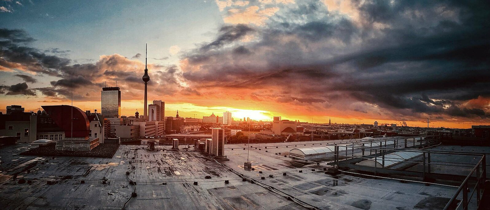 Blick auf Berlin bei Sonnenaufgang