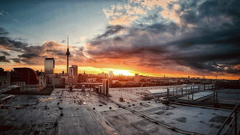 Blick auf Berlin bei Sonnenaufgang