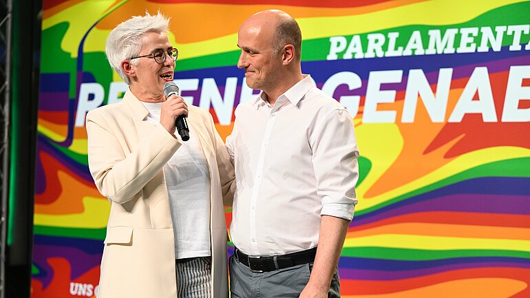 Ulla Schauws Mdb und Sven Lehmann, erster Queer-Beauftragter der Bundesregierung, auf der Bühne.