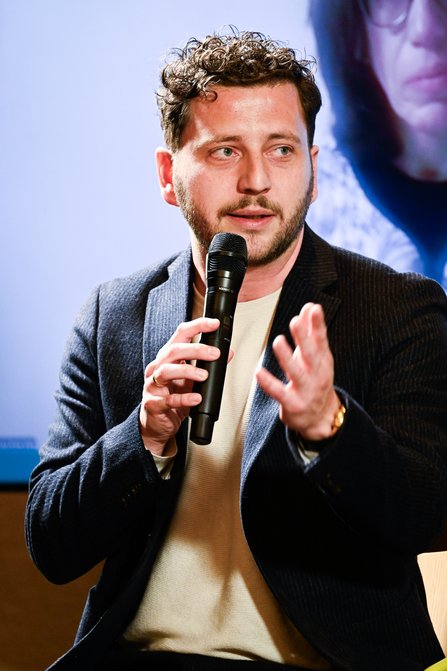 Felix Banaszak spricht in ein Mikrofon