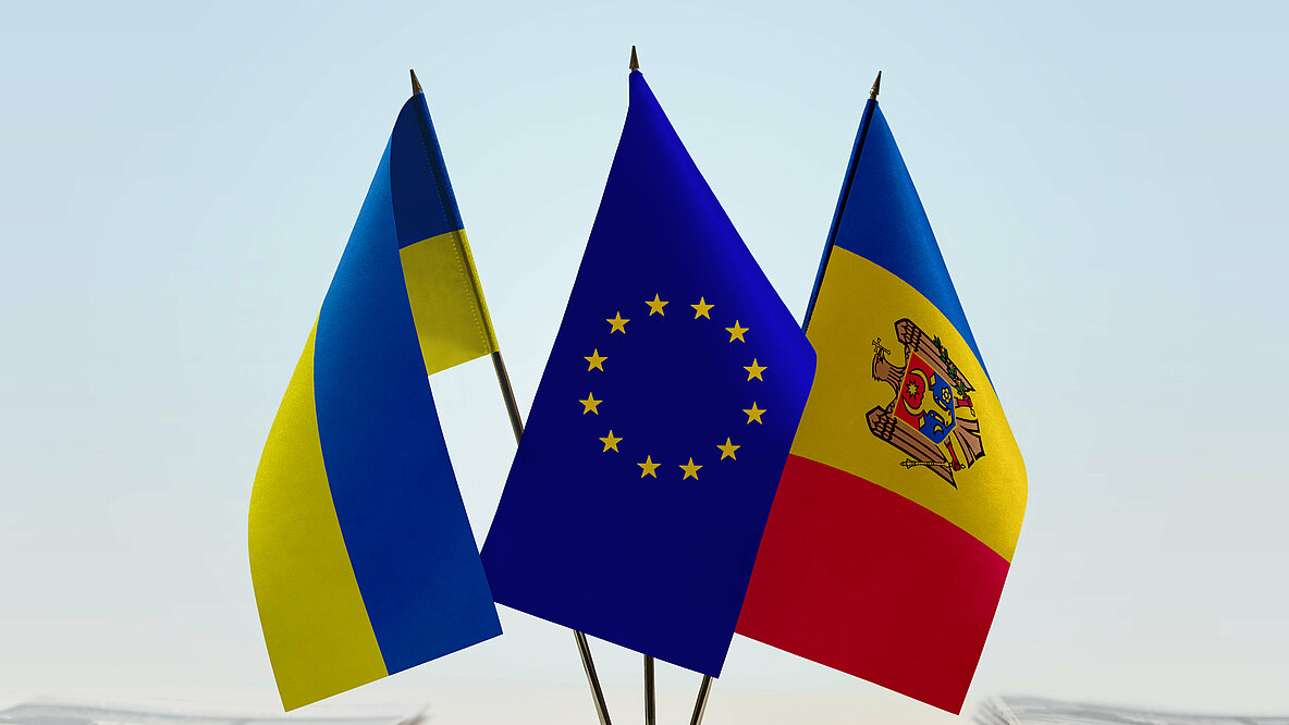 Flaggen der EU, der Ukraine und Moldaus.
