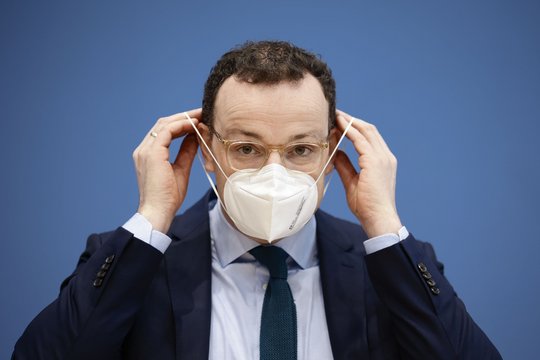 Nahaufnahme von Jens Spahn mit einer Maske im Gesicht