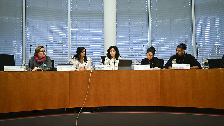 Christiane Howe, Schahina Gambir, Misbah Khan, Newroz Duman und Said Etris Hashemi (v.l.n.r.) in einem Workshop zum Thema "Einsatzbereit gegen Rassismus?"