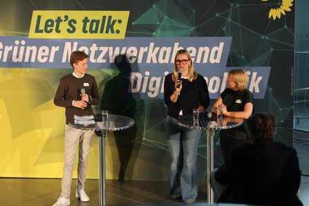 Drei Frauen vor Bühnenhintergrund