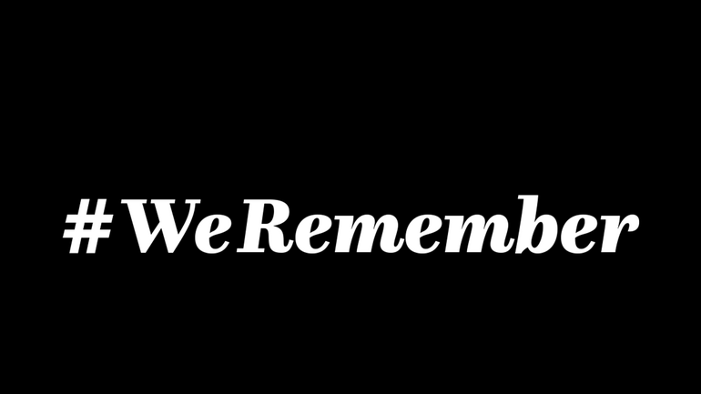 Der Hashtag we remember zum Gedenken an die Opfer des Nationalsozialismus in weißer Schrift auf schwarzem Grund.