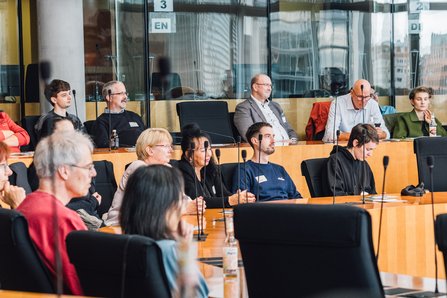 Etwa ein Dutzend Gäste der Veranstaltung in den Reihen des Europasaals