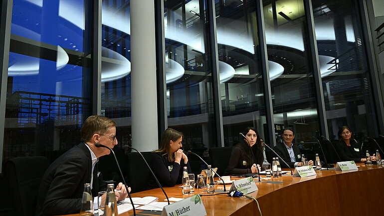 Das Panel von Forum 6: Prof. Dr. Michael Hüther, Sandra Schneeloch, Melis Sekmen MdB, Daniel Rode sowie Kerstin Hochmüller.