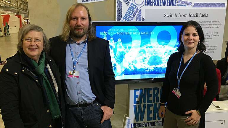 Bärbel Höhn, Anton Hofreiter und Annalena Baerbock (v.l.n.r.) auf der Weltklimakonferenz COP21 in Paris.