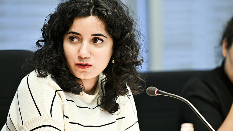 Misbah Khan, Mitglied des Ausschusses für Inneres und Heimat, in einem Workshop zum Thema "Einsatzbereit gegen Rassismus?"