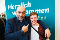 Omid Nouripour und Timon Dzienus gemeinsam vor der ersten Fraktionssitzung der 21. WP.