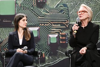 2 Frauen auf der bühne, die rechte der beiden spricht ins Mikrofon