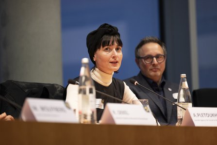 Anastassia Pletoukhina spricht auf dem Podium, neben ihr andere Teilnehmer 