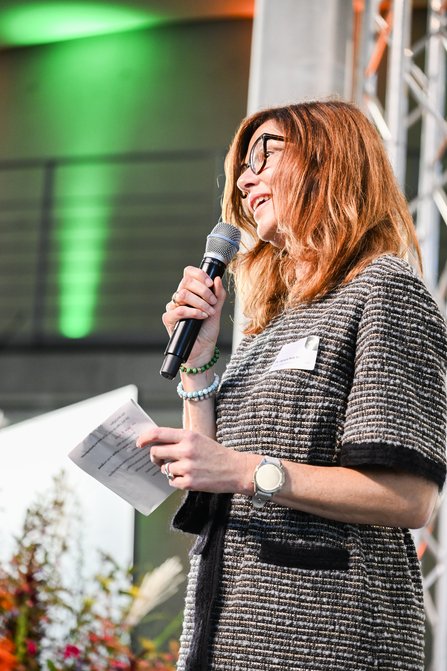 Frau von der Seite mit Mikro