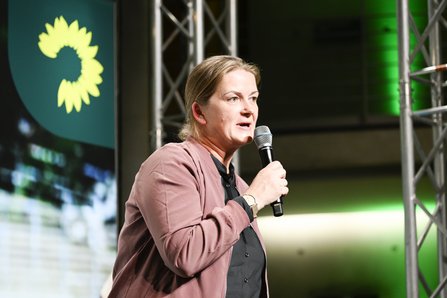 Frau spricht in Mikro