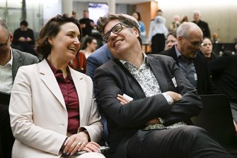 Zwei Personen unterhalten sich und lachen miteinander