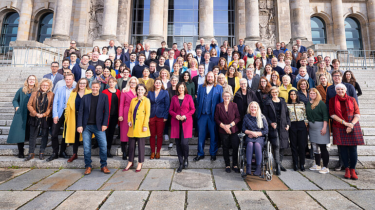 Die Mitglieder der Bundestagsfraktion von Bündnis 90/Die Grünen auf den Stufen des Reichstags.