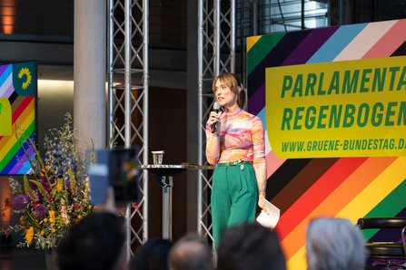Nyke Slawik spricht in Mikro auf der Bühne