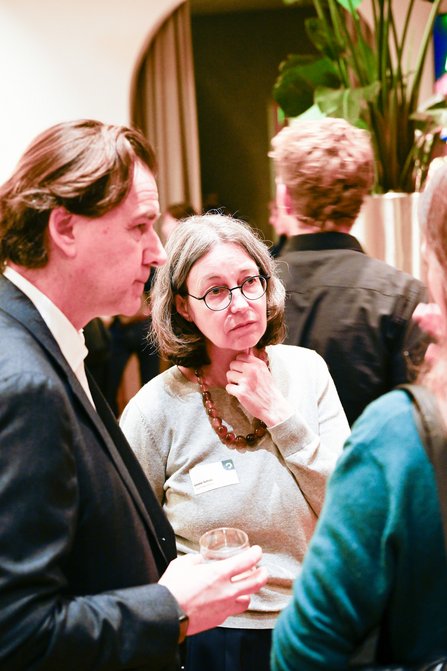 Menschen stehen zusammen und unterhalten sich