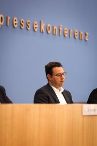 Sebastian Schäfer sitzt bei der Bundespressekonferenz.