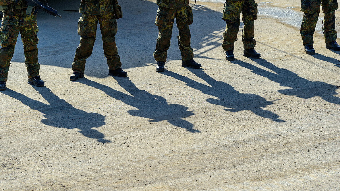 Bundeswehrsoldaten stehen während einer Gefechtsvorführung auf dem Übungsplatz.
