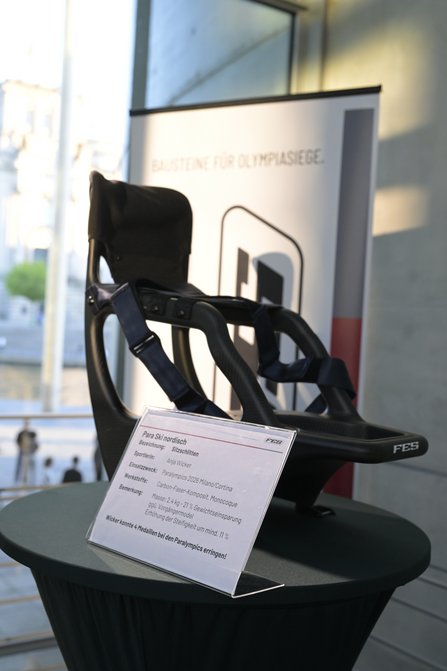 Schwarzer Carbon-Schlitten mit Schild davor, der den Material und Gewicht beschreibt.