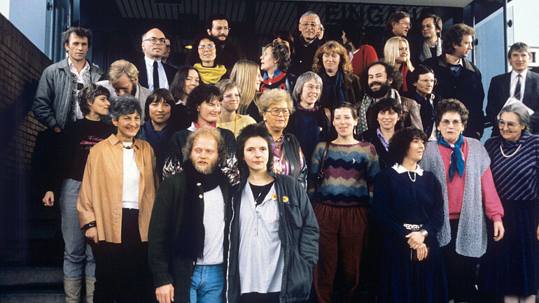 Gruppenbild der neuen grünen Bundestagsfraktion. Aufgenommen am 27.1.1987 im Bundestag. 25 der 44 Abgeordneten sind Frauen. 