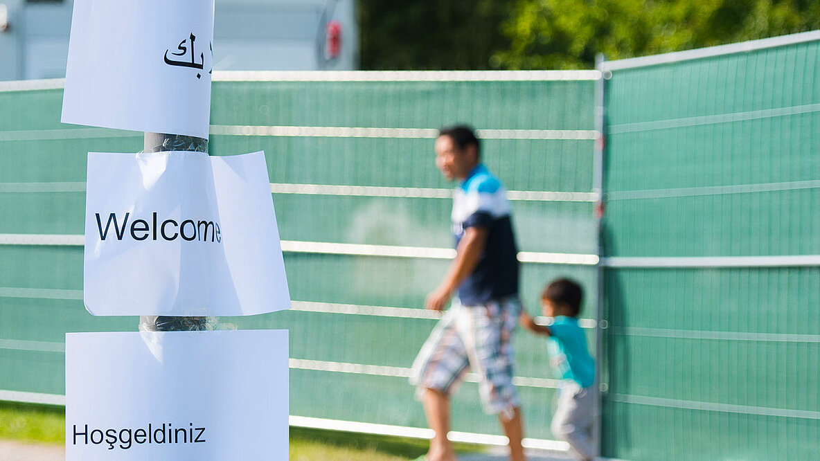 Willkommensgrüße in verschiedenen Sprachen an einer Flüchtlingsunterkunft in Hamburg im Juli 2015