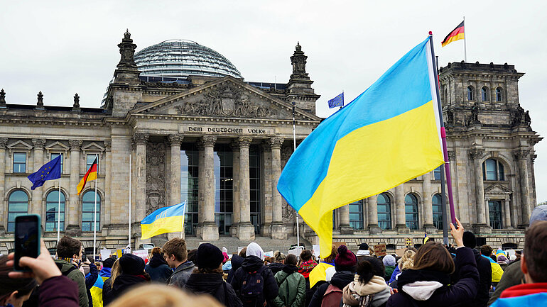 Demonstranten mit Ukrainischer Flagge vor dem Reichstag.