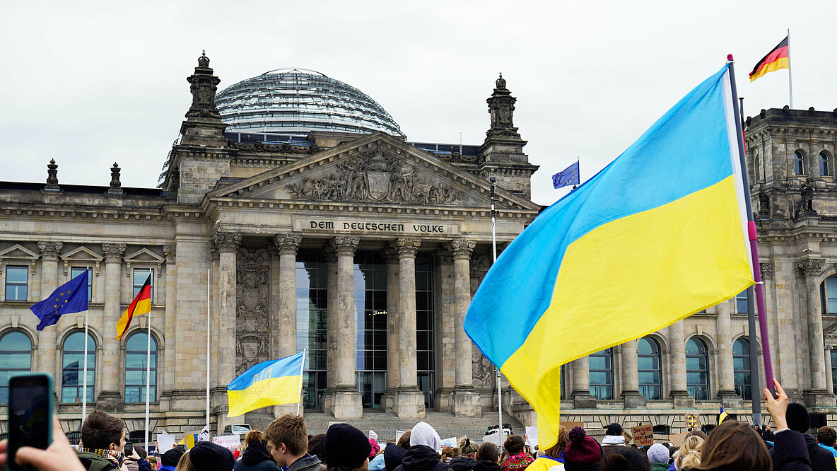 Demonstranten mit Ukrainischer Flagge vor dem Reichstag.
