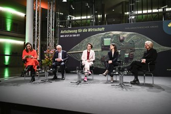 Fünf Personen auf der Bühne