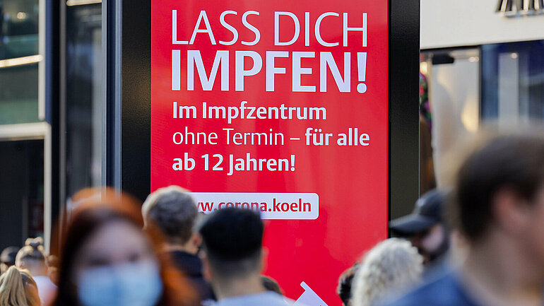 Eine Werbetafel mit der Aufforderung zum Impfen in der Kölner Innenstadt.