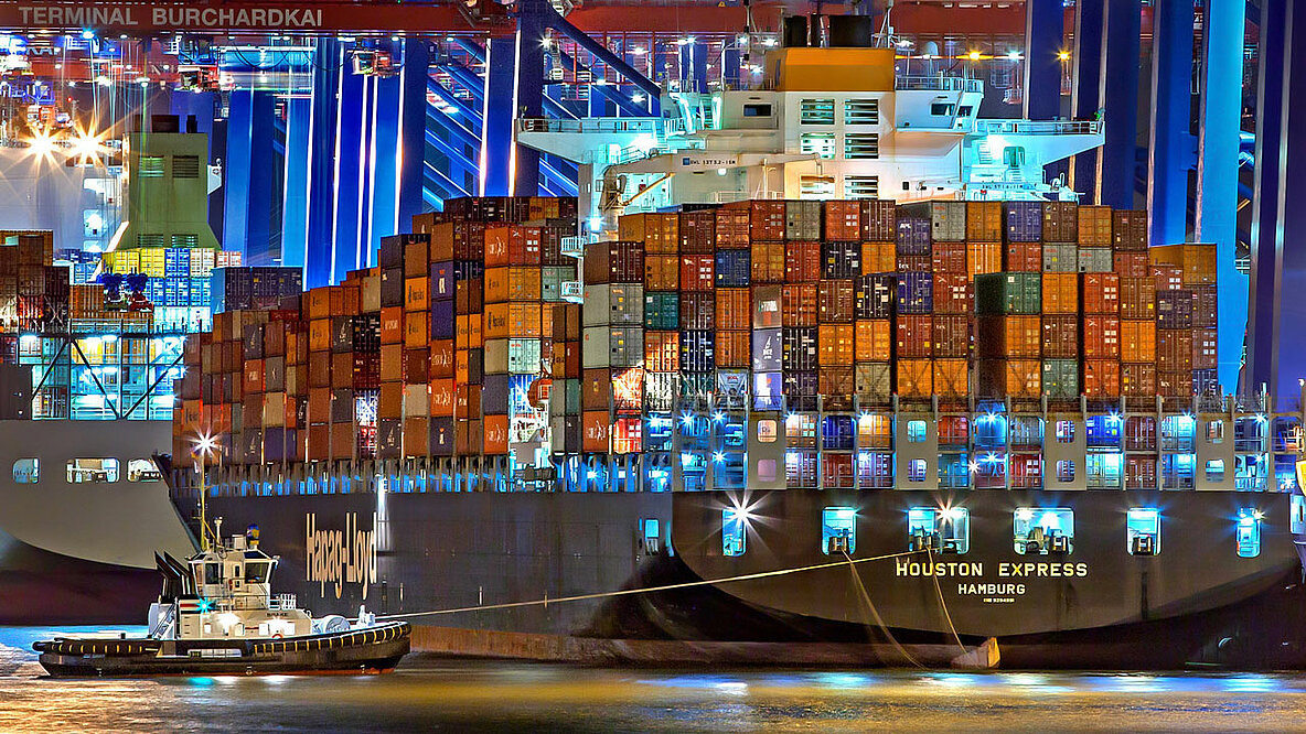Ein Containerschiff im Hamburger Hafen