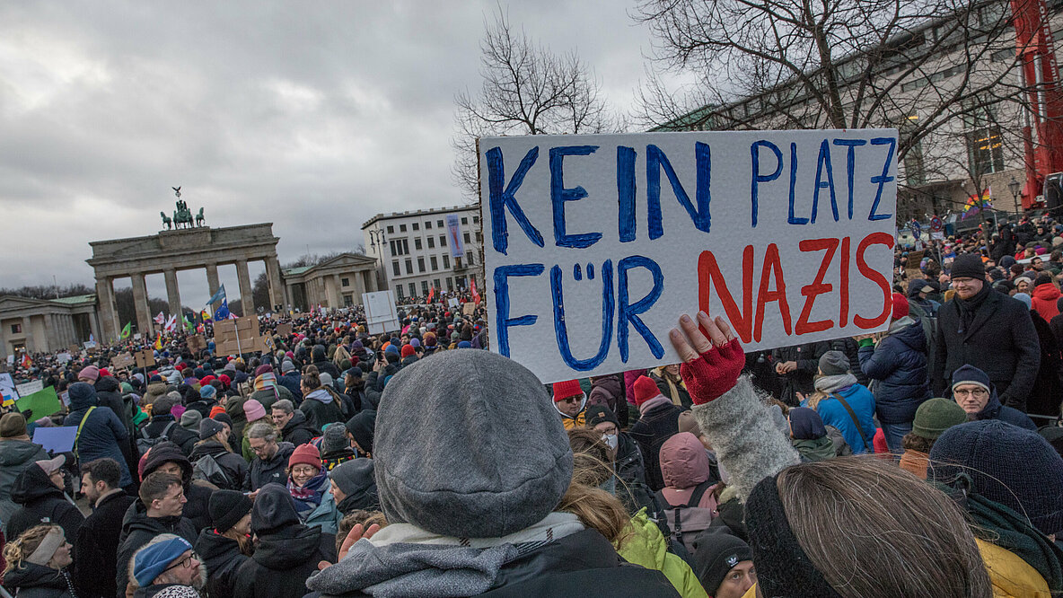 Demo gegen Rechtsextremismus vor dem Brandenburger Tor in Berlin.