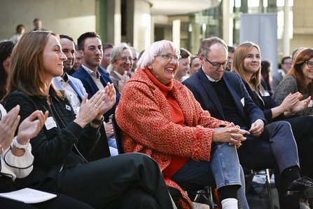 Blick auf erste Publikumsreihe, mehrere Personen