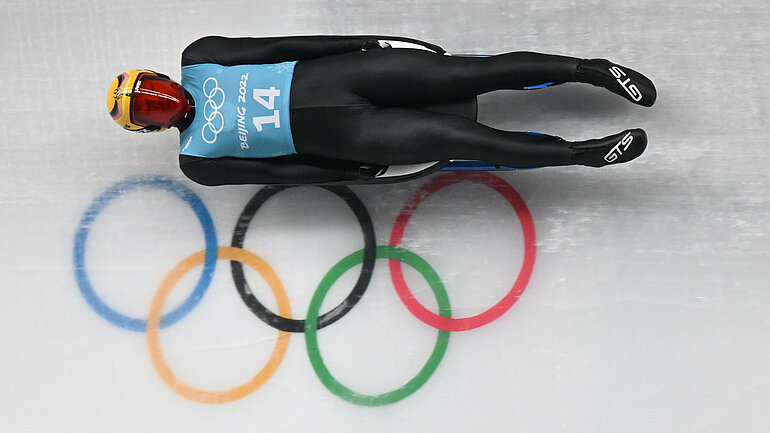 Rodel-Sportler Max Langenhahn beim Training auf dem Schlitten in Peking.